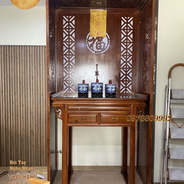 Bàn Thờ Chung Cư Minh Đế 07 kết hợp với vách ngăn cnc sẽ tạo không gian thờ ấm cúng, gần gũi