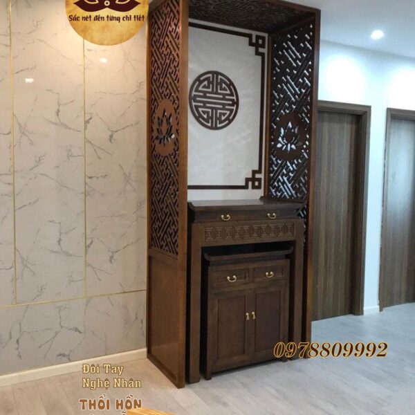 Bàn Thờ Chung Cư BT 134 Phần mặt bàn thờ được thiết kế uốn nhẹ hai bên, tạo sự mềm mại, cùng với đó là kệ thờ nhỏ gọn để gia chủ có thể đặt tượng Phật hoặc bát hương.