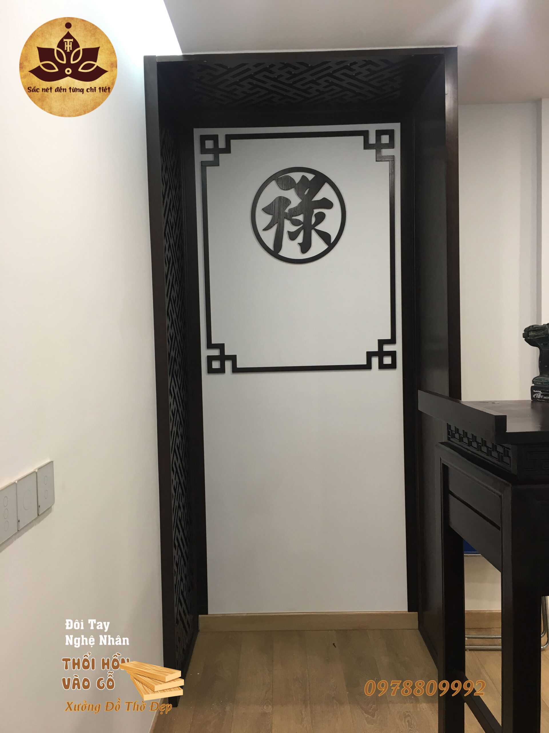 Bàn Thờ Hiện Đại BT 342 được thiết kế để phù hợp với không gian chung cư hiện đại, đặc biệt là các căn hộ tại Chung Cư Six Element