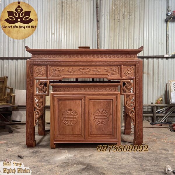 Mẫu Bàn Thờ Gỗ Hương Đá BT 24 có kết cấu gồm 3 phần chính: bàn thờ chính, bàn thờ phụ, và tủ thờ